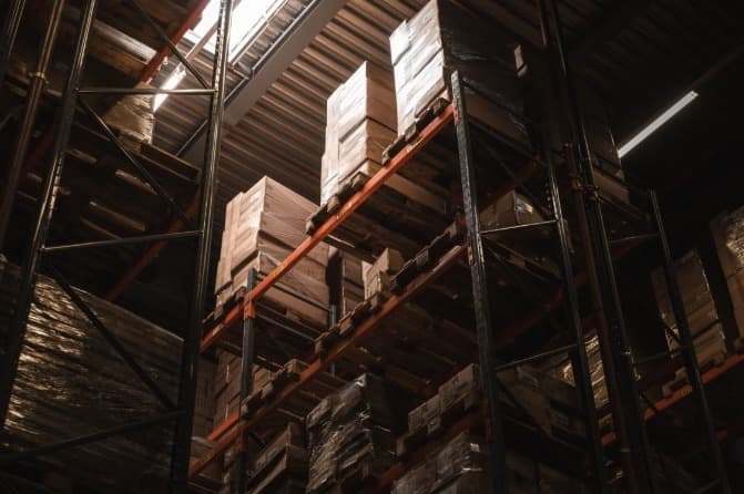 Almacén industrial con materiales listos para distribución