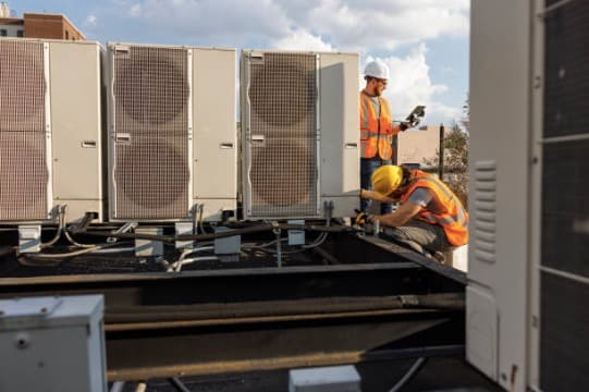 Técnicos dando mantenimiento a equipos de climatización