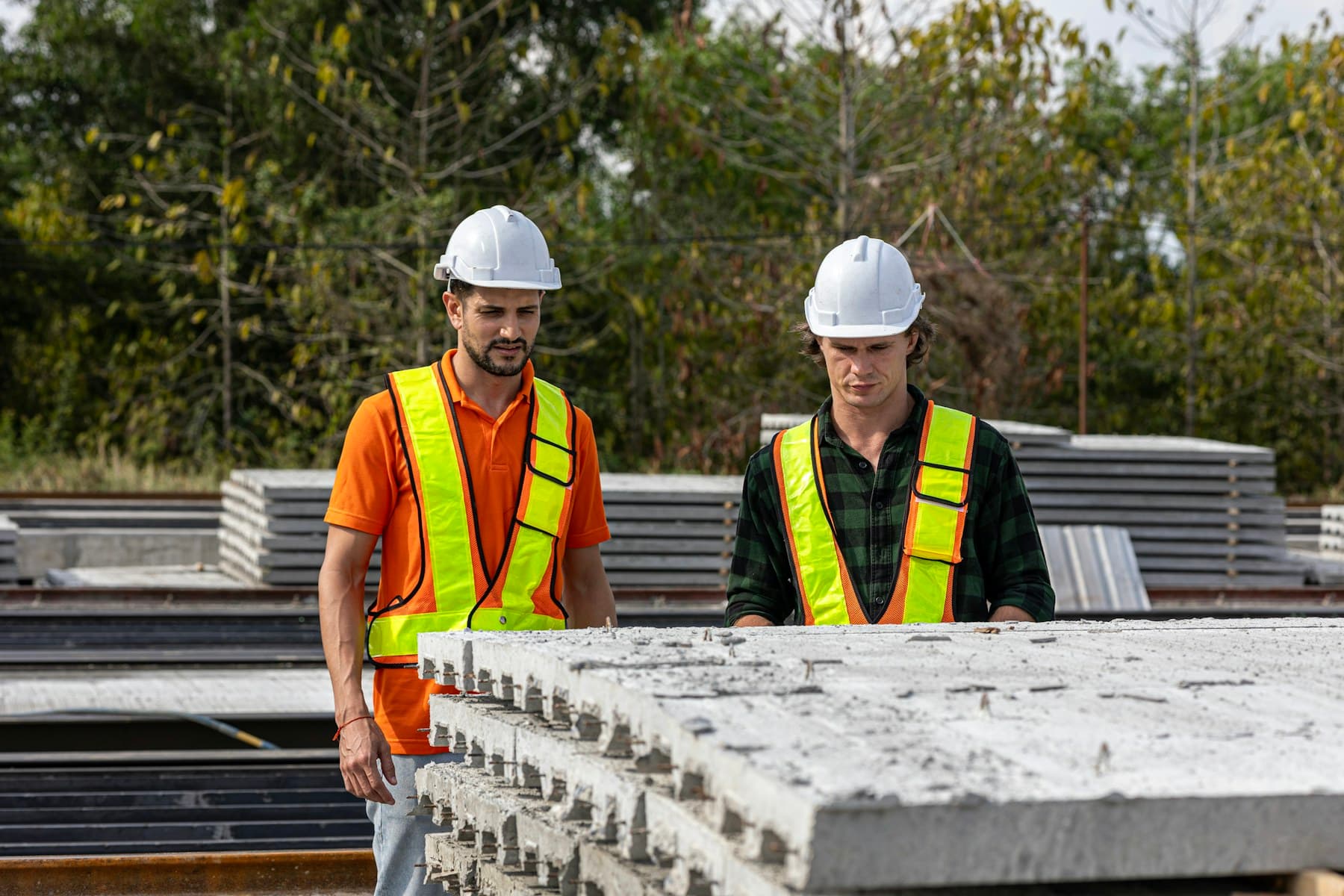 Profesionales inspeccionando materiales de construcción en una obra
